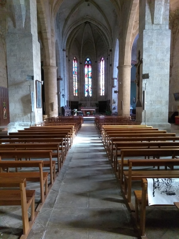 Picture of inside of the main church of Montréal
