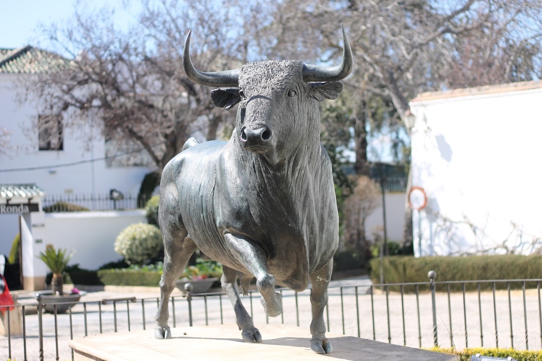 Picture of statue of bull outside bullring